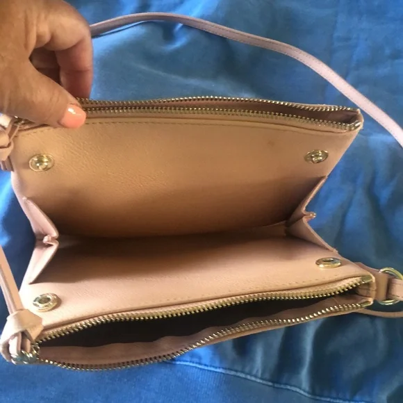 Crossbody pale pink 2 zippers snap center section NWOT never used - Picture 7 of 8